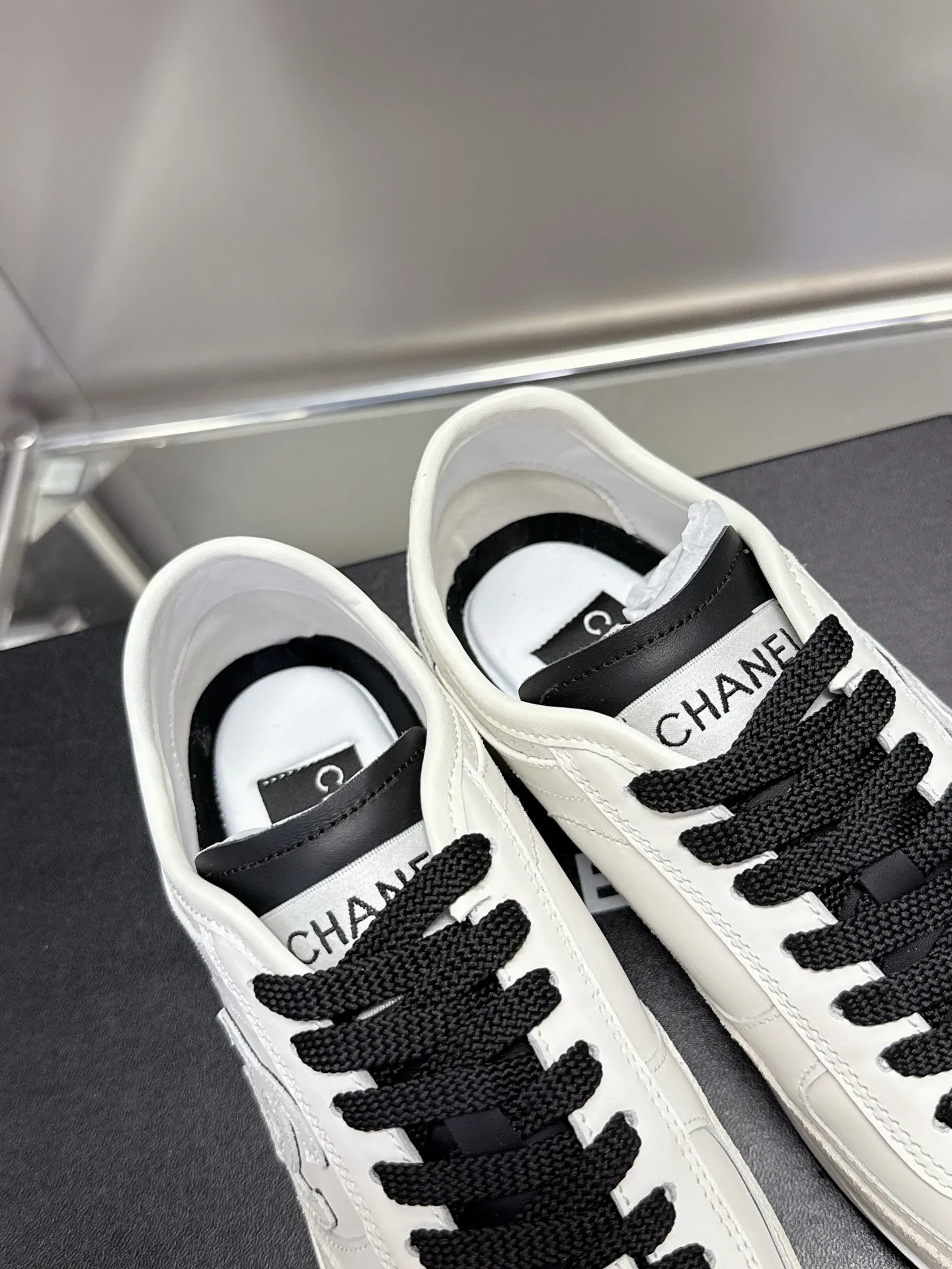 👟👟Ex-factory price 500👟👟 (size 35-40) Chanel 25p panda sneakers! It’s really out of the spotlight recently, and there’s a reason why it’s so popular! The upper is made of first-layer calfskin, with a sheepskin lining, which is breathable and comfortable. It has a full whitening effect and can easily show off your slender legs when paired with any style of clothes. Whoever wears it will look better~ The comfort level is simply amazing. Beauty and comfort coexist, and they are extremely versatile. Wearing it can easily walk ten or twenty thousand steps without any pressure, and it feels light and breathable. The classic black and white color scheme is really the best for spring and summer wear! No matter what kind of clothes you wear in daily life, you can never go wrong. You can mix and match them beautifully and look very delicate and stylish. People with wide feet don’t have to worry about making their feet look fat. Wearing it will make your feet look better. I really love this pair of shoes. Come and get a pair to make your steps more comfortable and fashionable!